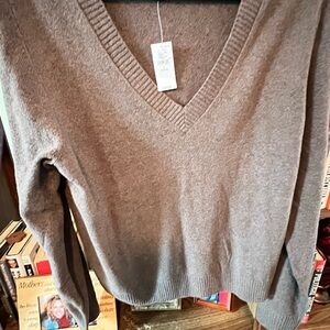 GAP Women's V-Neck Sweater in Gray